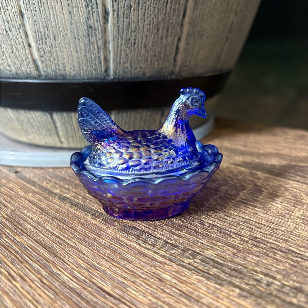 #62 Cobalt Carnival Boyd Glass Chick Salt hen on nest
